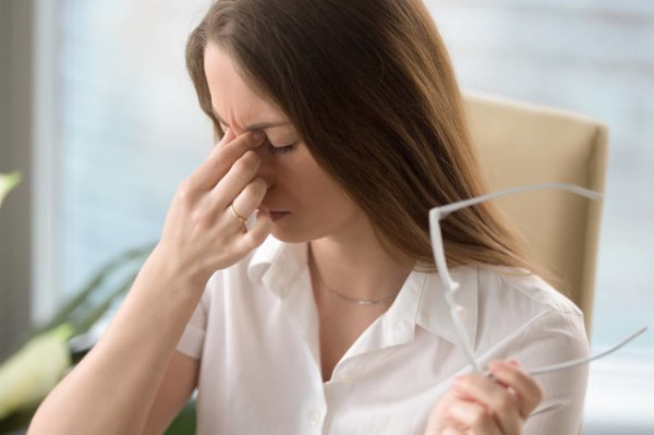 视力疲劳的女性.jpg