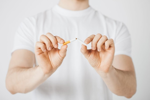 近的人用手把香烟弄断了.jpg