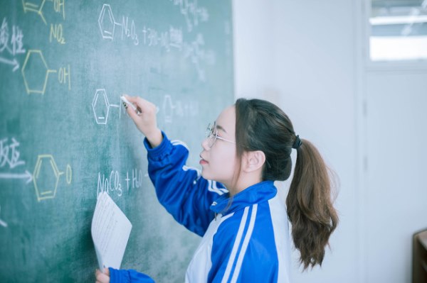 如何在高考来临之际科学用眼