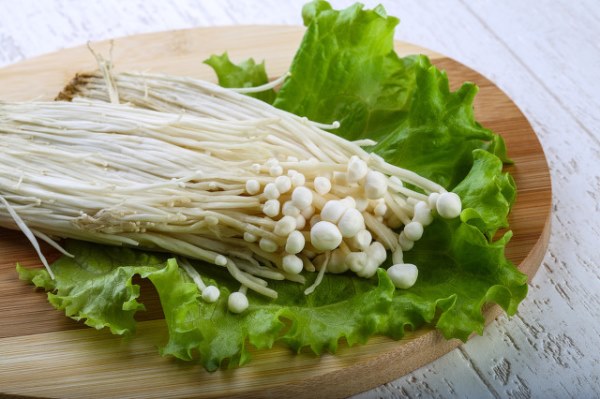 金针菇炒鸡蛋需要焯水吗