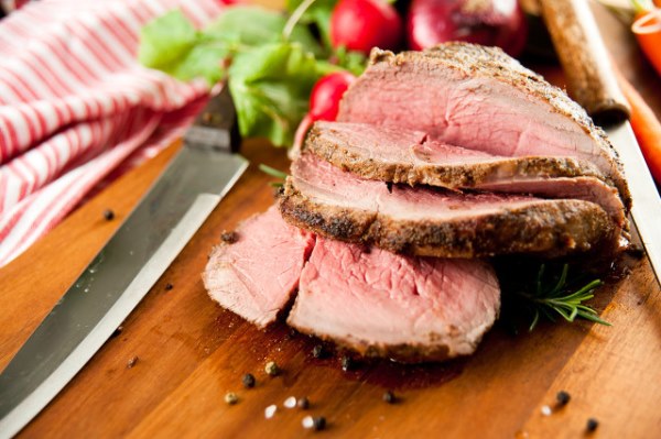 牛肉表面发白还能食用吗