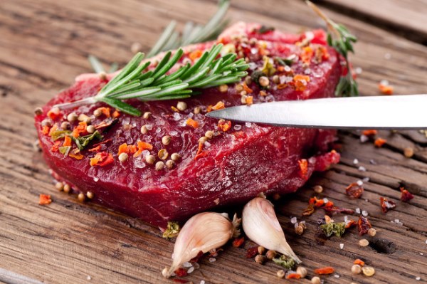牛肉表面发白还能食用吗