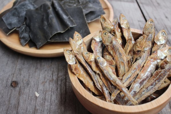 为什么紫菜放久了会变成紫色 还能吃吗?