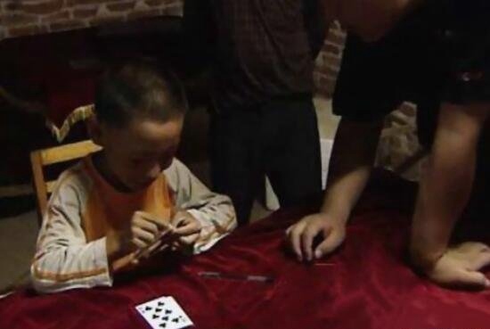 广西9岁猫眼男孩之谜 天生蓝瞳孔具有夜视眼视频/真相