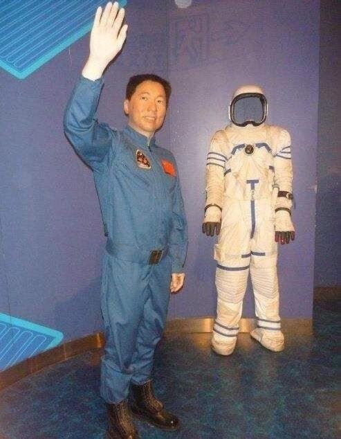 有人说回来的人不是杨利伟 真正的杨利伟死了没有谣言