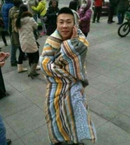 沈阳地震哥一分钟跑下21楼 网友调侃不去当消防员真可惜