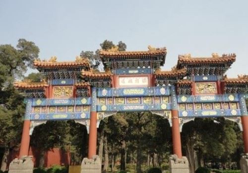 北京景山公园人像之谜 公园惊现神秘盘坐人像未解