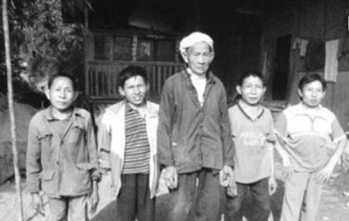 江苏矮人家族百年诅咒之谜 4代9人身高不足1.4/遗传疾病