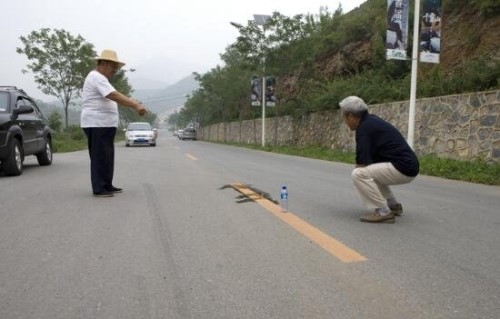 揭秘北京怪坡谜团 车辆无人驾驶自行爬坡视觉差造成
