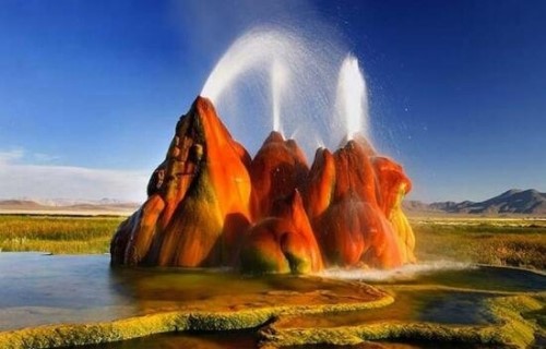 科学解释间歇泉之谜 地面喷射大量瀑布温泉/地势活跃造成