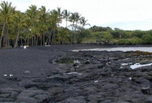 冰岛维克小镇黑色沙滩之谜 海底火山喷发成黑沙石奇观