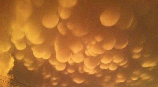 罕见自然现象乳房云之谜 呼之欲出的爆乳云朵气流造成