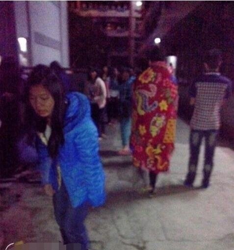 沈阳地震哥一分钟跑下21楼 网友调侃不去当消防员真可惜