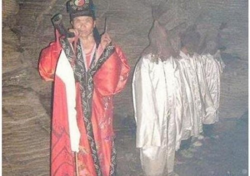 揭秘印度神秘的黑魔法 让死尸自己走到坟墓超恐怖赶尸