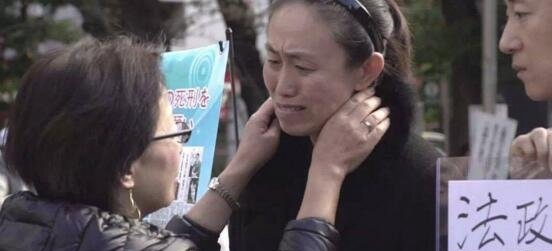 江歌母亲法庭上痛哭昏倒 我要我的女儿用你的命来赔