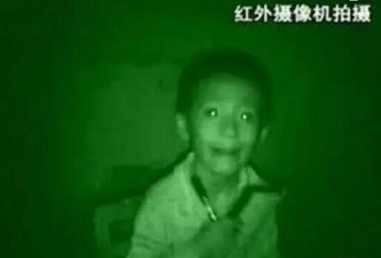广西9岁猫眼男孩之谜 天生蓝瞳孔具有夜视眼视频/真相