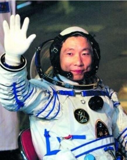 有人说回来的人不是杨利伟 真正的杨利伟死了没有谣言