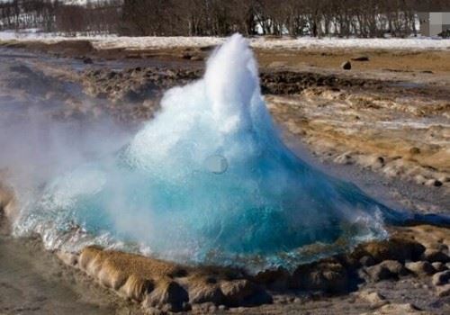 科学解释间歇泉之谜 地面喷射大量瀑布温泉/地势活跃造成
