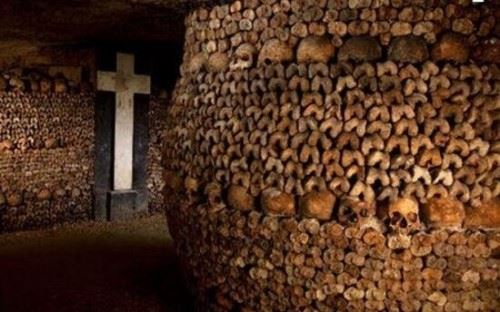 揭秘法国巴黎的地下墓室 埋葬700万人的骷髅墓视频/图
