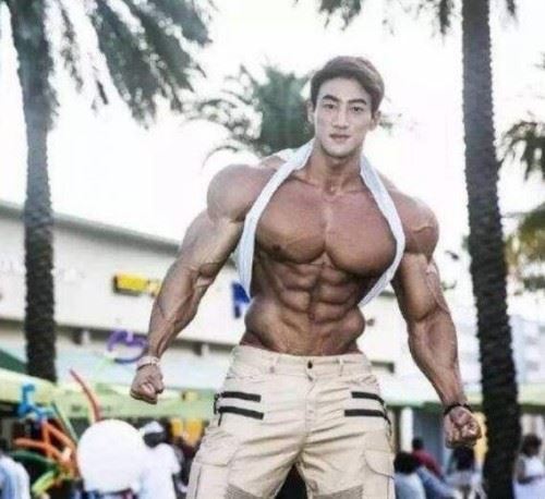 韩国健美先生黄哲勋 肌肉怪兽与小鲜肉的结合体