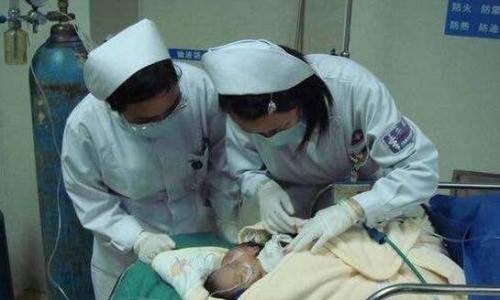 巴西双头婴儿意外诞生 两个头颅共用一个身体依旧存活