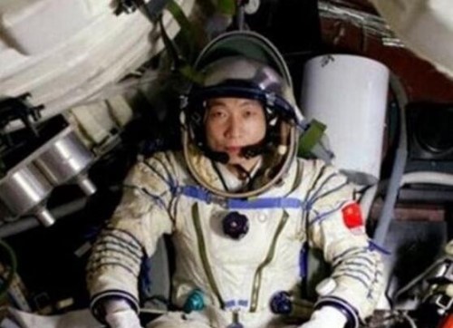 有人说回来的人不是杨利伟 真正的杨利伟死了没有谣言