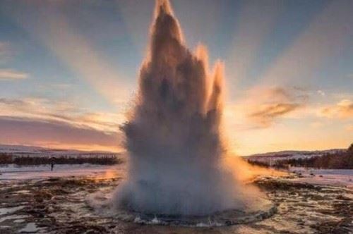 科学解释间歇泉之谜 地面喷射大量瀑布温泉/地势活跃造成