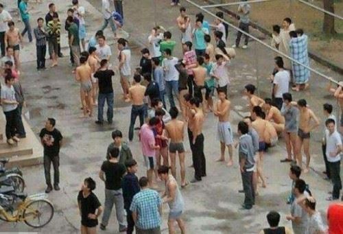 沈阳地震哥一分钟跑下21楼 网友调侃不去当消防员真可惜