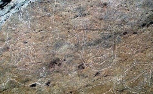 新疆奇特岩画之谜 万年前岩画惊现不明飞行物外星飞碟