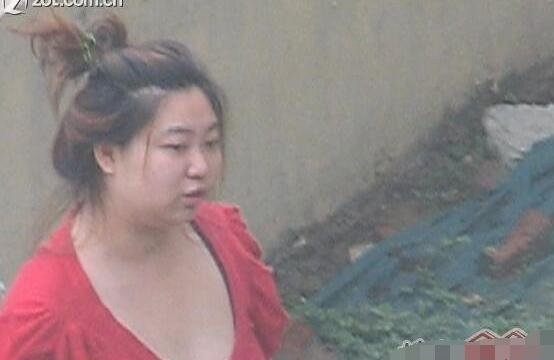北京男女水坑虐猫事件 多次举起猫往水坑里摔残忍至极