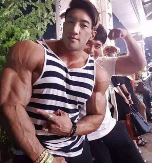 韩国健美先生黄哲勋 肌肉怪兽与小鲜肉的结合体