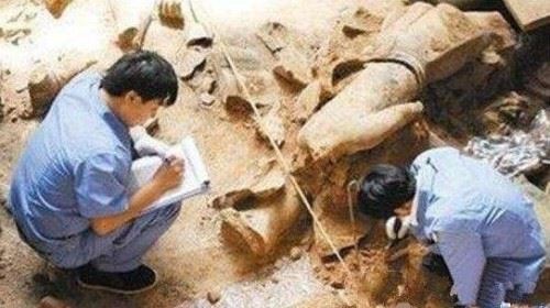 千年古墓竟挖出女活人视频 古尸凌惠平鲜如活人还会呻吟