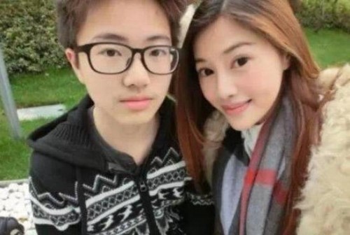 46岁南京不老仙妈宛如少女 与16岁儿子王纪庭拍照像情侣