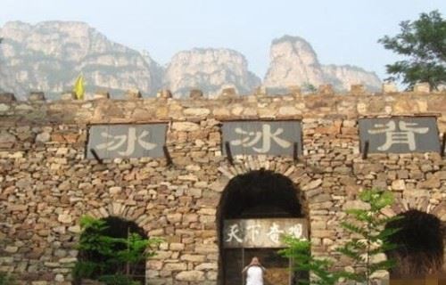 中国河南冰冰背怪地之谜 夏天洞穴结冰柱自然现象/无解