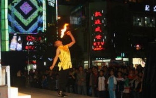 揭秘马里兰控火术之谜 脚踩炙热金属吞火球奇异超能力