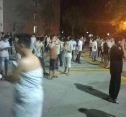 沈阳地震哥一分钟跑下21楼 网友调侃不去当消防员真可惜