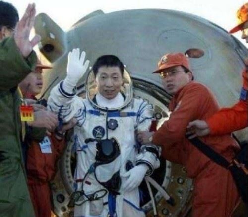 有人说回来的人不是杨利伟 真正的杨利伟死了没有谣言
