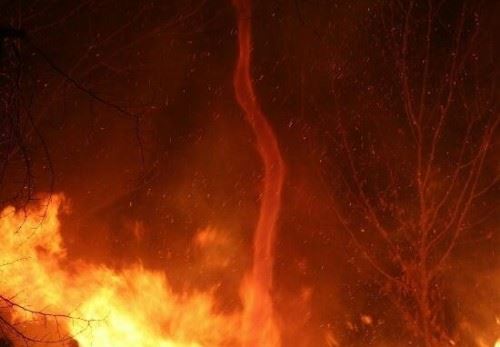 罕见现象火焰龙卷谜团 火焰龙卷风的产生原理揭秘视频