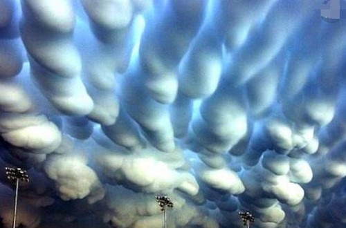 罕见自然现象乳房云之谜 呼之欲出的爆乳云朵气流造成