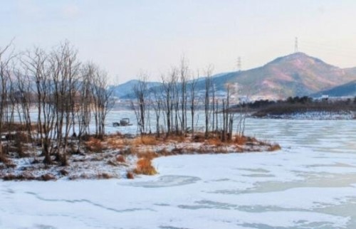 科学揭秘冰湖一夜神秘消失之谜 湖底因冰裂产生巨大裂缝
