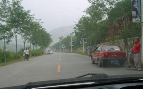 揭秘北京怪坡谜团 车辆无人驾驶自行爬坡视觉差造成