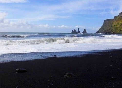 冰岛维克小镇黑色沙滩之谜 海底火山喷发成黑沙石奇观