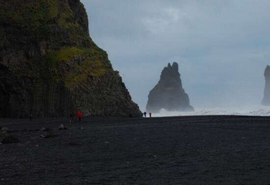 冰岛维克小镇黑色沙滩之谜 海底火山喷发成黑沙石奇观