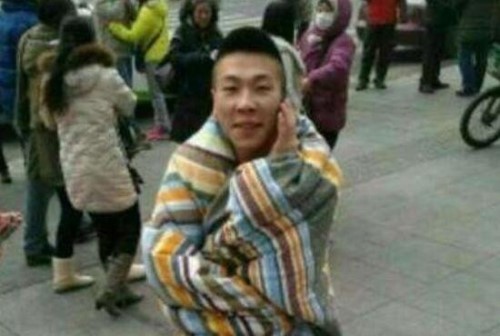 沈阳地震哥一分钟跑下21楼 网友调侃不去当消防员真可惜