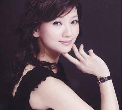 46岁南京不老仙妈宛如少女 与16岁儿子王纪庭拍照像情侣