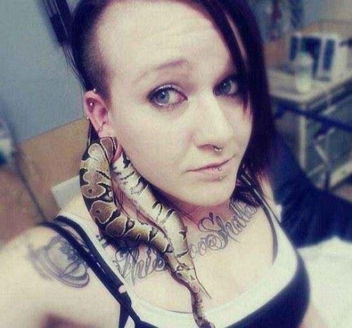 香蛇能散发香味驱虫防蚊 活香蛇被妇女当耳环图片
