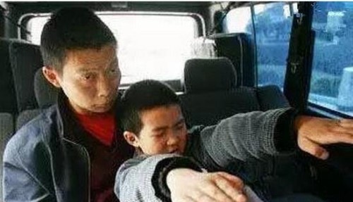 科学揭秘重庆开县的僵尸男孩 手足僵硬吸食人血患癔症