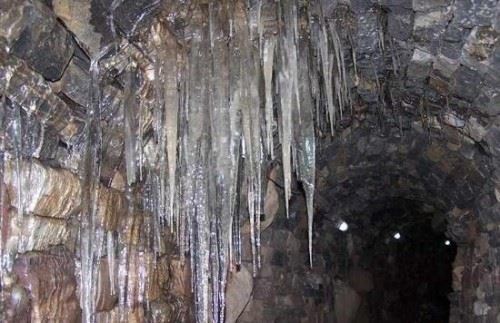 中国河南冰冰背怪地之谜 夏天洞穴结冰柱自然现象/无解