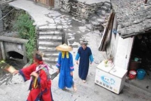 揭秘印度神秘的黑魔法 让死尸自己走到坟墓超恐怖赶尸