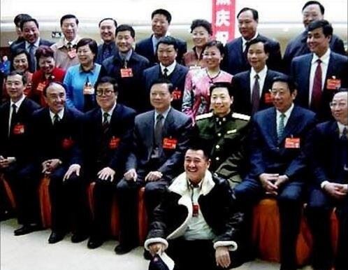 有人说回来的人不是杨利伟 真正的杨利伟死了没有谣言